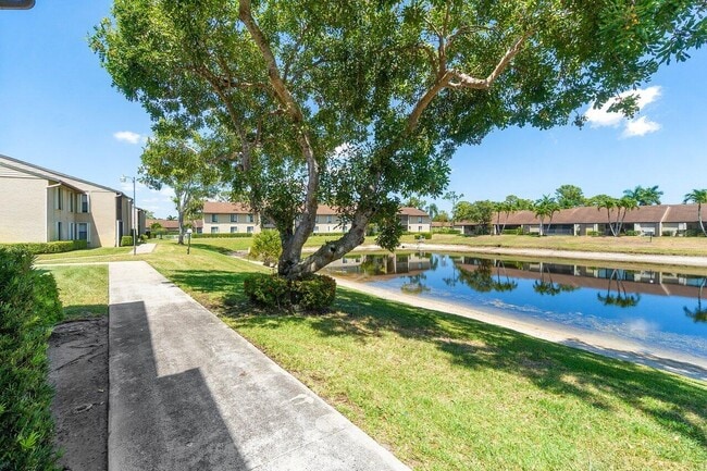 Building Photo - 723 Sunny Pine Way