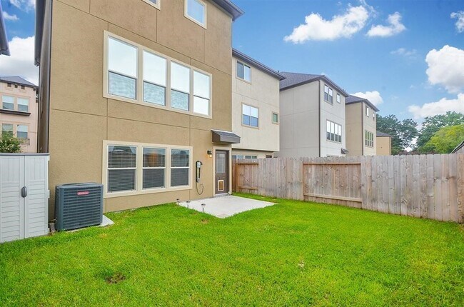 Building Photo - 10014 Spring Shadows Park Cir