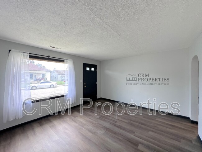 Building Photo - 1034 E Elm St