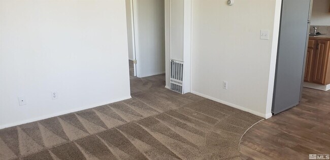 Building Photo - 565 Roberts St