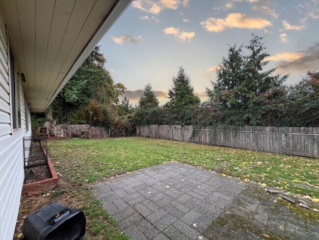 Building Photo - 4 bedroom 2.05 bath rambler on Kent's East...