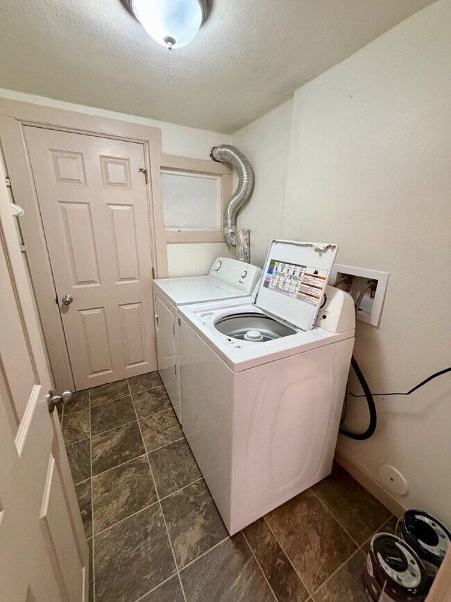 Building Photo - Charming 1-Bedroom Apartment Near Downtown | Utilities Included