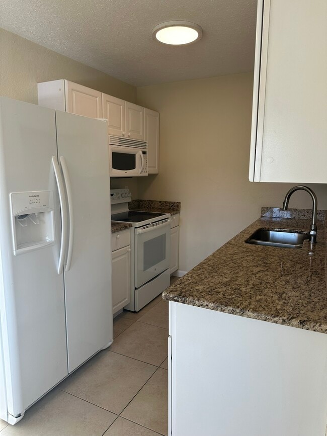 Building Photo - 4621 Bayshore Dr