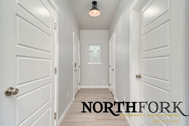 Building Photo - Modern Comfort Meets Meridian Living