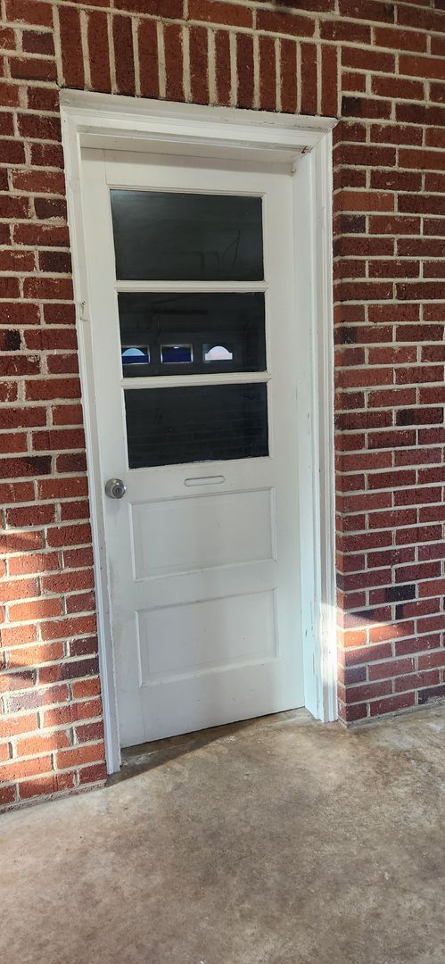 Building Photo - Large 2 Bedroom Rambler with 2 Primary Sui...