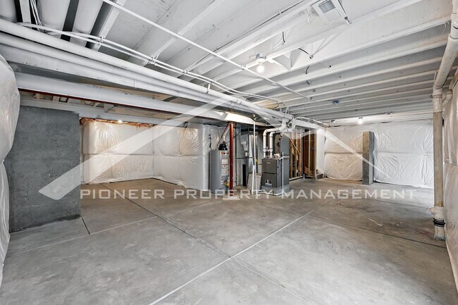 Building Photo - Spacious Home with Washer/Dryer and Centra...