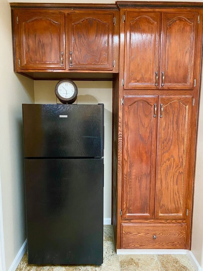 Building Photo - Best Deal in SW Bakersfield. Fully furnished home with a Pool