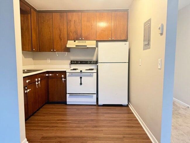 Building Photo - Remodeled 1 Bedroom Apartment!!! Walk to t...