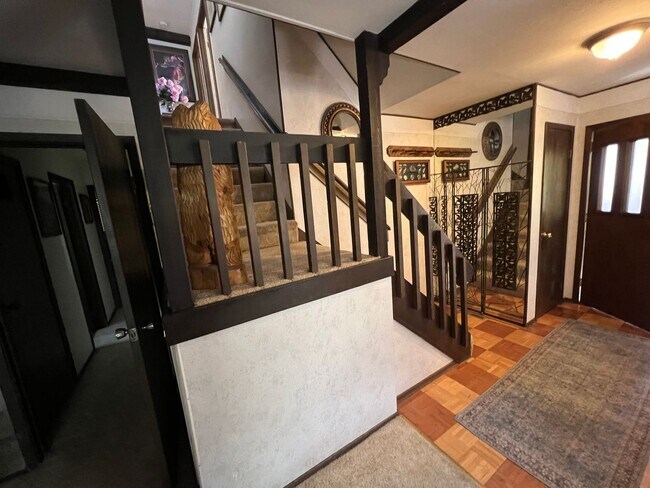 Building Photo - Large furnished 4 bedroom home with 2 car ...