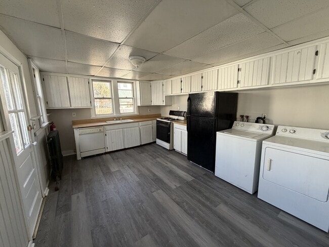 Building Photo - 407 Somerset St