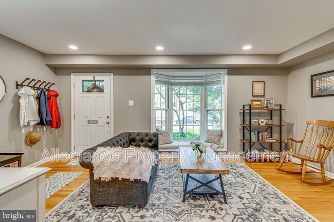 Building Photo - 912 Green St