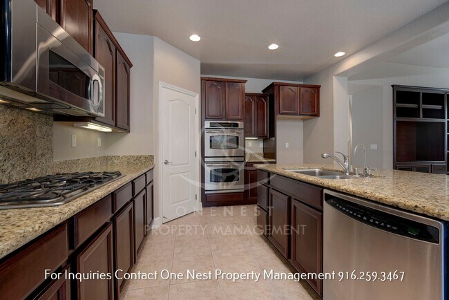Building Photo - Fantastic - one of a kind 5 bdrm 4 bth home with pool