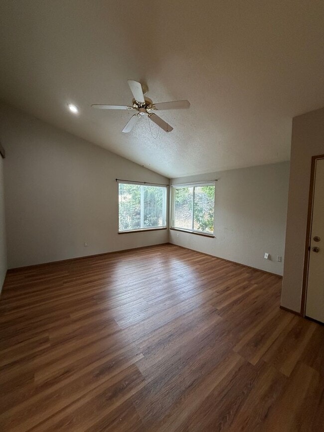 Building Photo - 1474 Diamond Rd SE