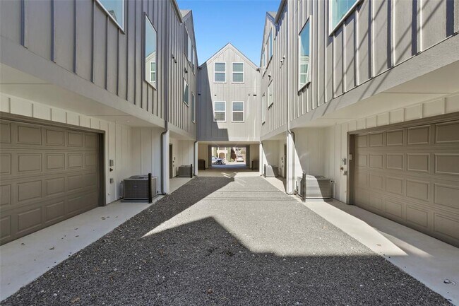 Building Photo - 3241 Rosedale Ave