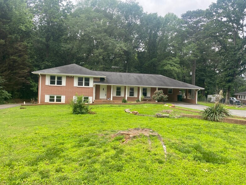 not in subdivision, big front & back yard, 2 drive ways, over 2 acres - 851 Rockbridge Rd SW