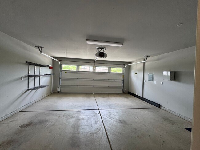 Building Photo - 391 Maclure Ave