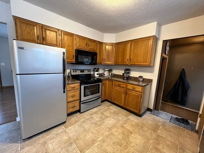 Building Photo - Beautiful 3 Bedroom / 2 Bath on 7 Acres!