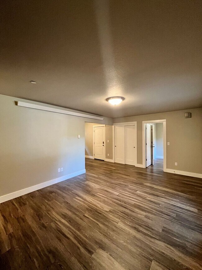 Building Photo - Large 3 Bedroom 2 Bathroom! In-Unit Washer...