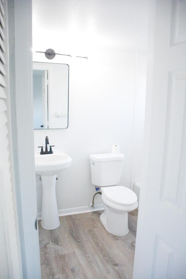 Building Photo - 211 Circle Dr