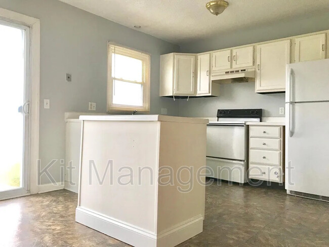 Building Photo - 6055 Lewis Ave