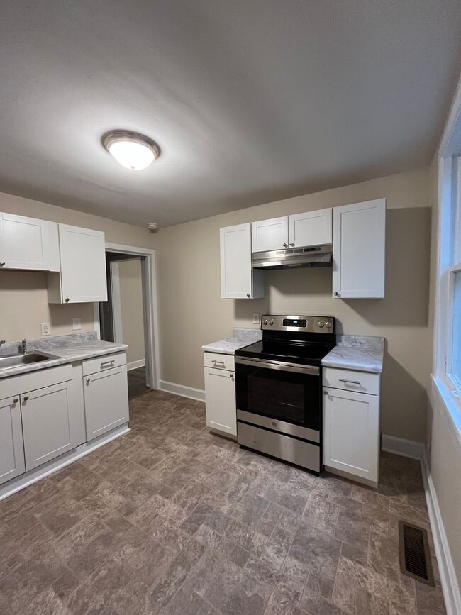 Building Photo - Cozy Cottage in West Nashville, Walk to Ch...