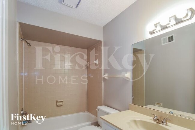 Building Photo - 5885 Ridgehill Dr