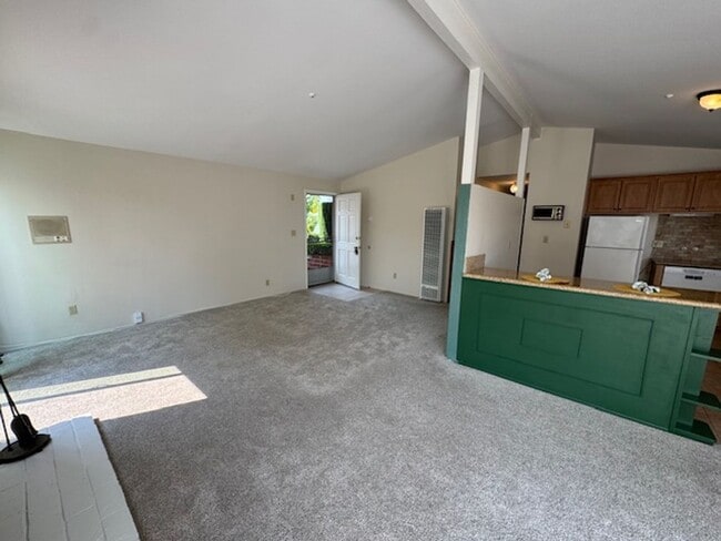 Building Photo - Charming 3-Bedroom Home for Rent in Serra ...