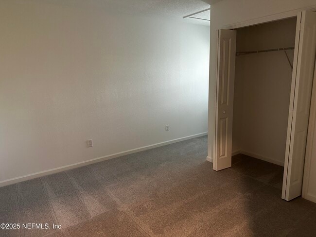 Building Photo - 611 Holly Lks Dr