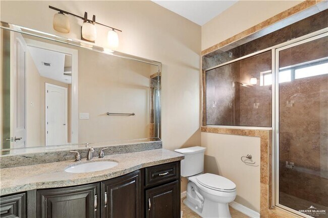 Building Photo - 614 Hackberry Ave