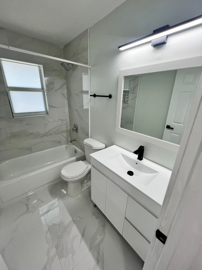 Building Photo - NEWLY RENOVATED 3 BEDROOM 2 BATH HOME- TIL...