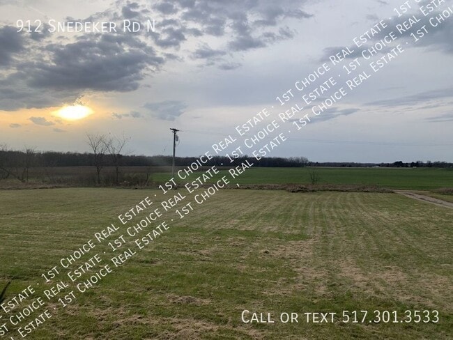 Building Photo - 912 Snedeker Rd N