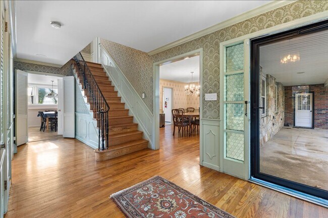 Building Photo - Magnificent 6 bedroom house in desirable Hanover Township!