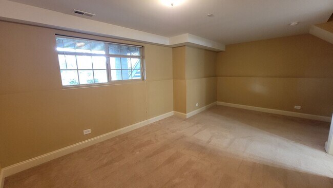 Building Photo - STUNNING LUXURY TOWNHOME 3 BEDROOM, 2 FULL...