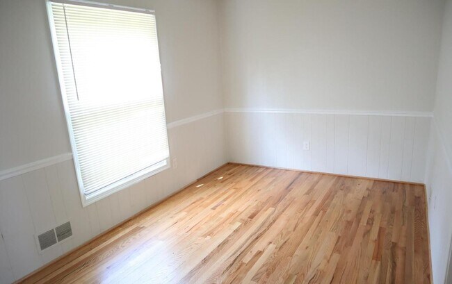Building Photo - Fabulous Updated 4 Bedroom, 2.5 Bathroom H...