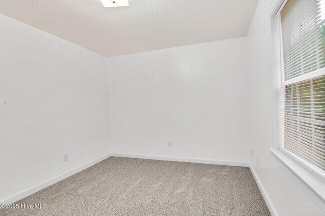 Building Photo - 1008 Springwood Dr