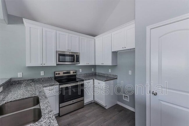 Building Photo - 16948 W Ivanhoe St