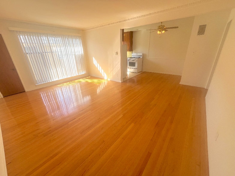 Primary Photo - 1255 N Mansfield Ave