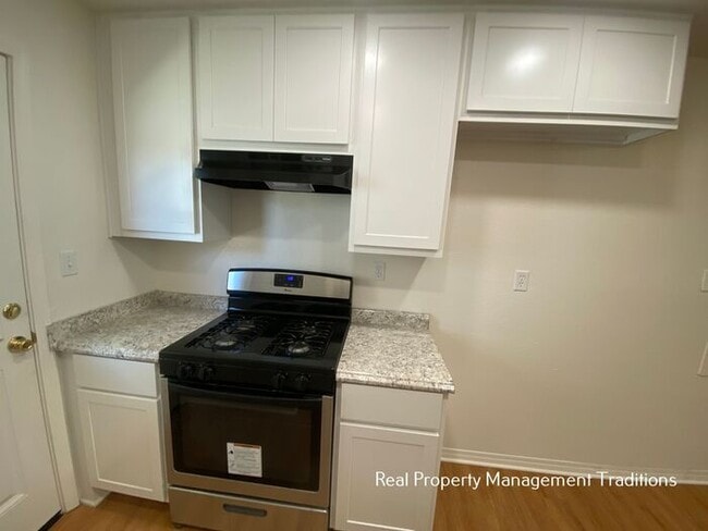 Building Photo - Upgraded 3 bedroom apartment in Rosamond!!!