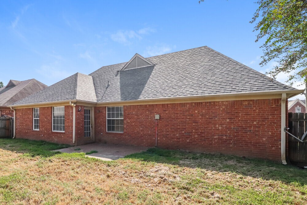 Building Photo - 1128 Red Fern Cir E