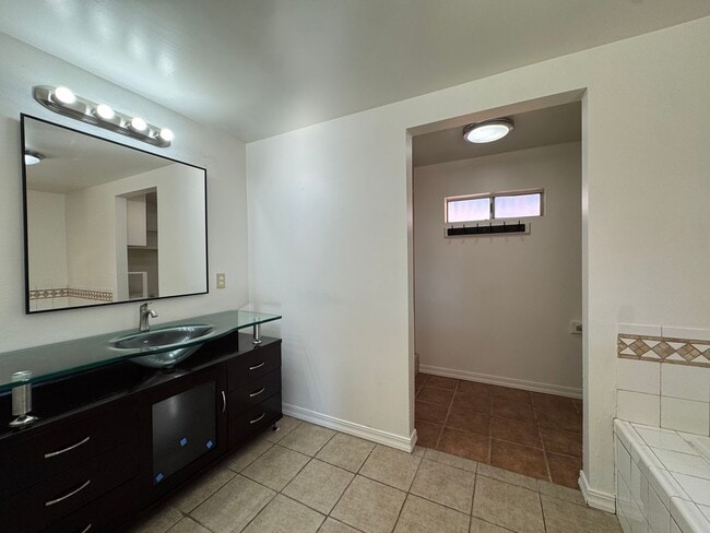 Building Photo - Spacious SW Bakersfield home!