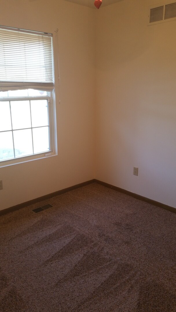Building Photo - Great 3 Bedroom House Near Lake Shawnee