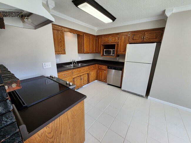 Building Photo - Spacious 3-Bedroom, 1.5-Bathroom Home AVAI...