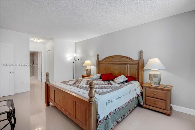 Building Photo - 500 Bayview Dr