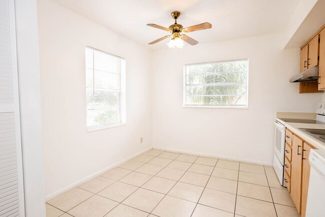 Building Photo - Beautiiful Palm Gardens 2 bedroom, 1 bath ...