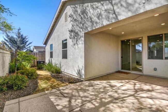 Building Photo - Beautiful Former Model Home For Rent! All the upgrades!