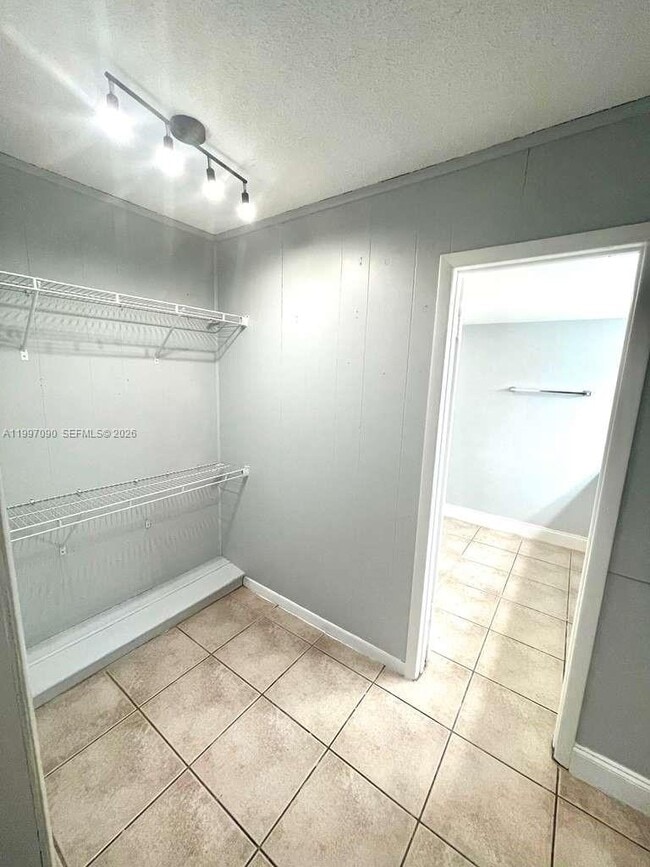 Building Photo - 400 NE 18th Ave