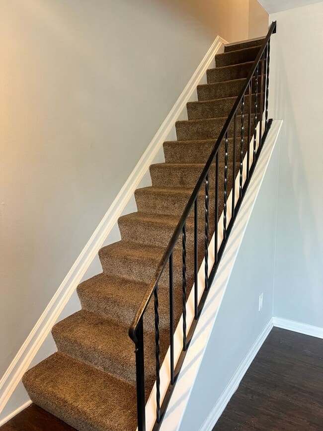 Building Photo - Spacious 2 bedroom/1.5 Bath Townhouse with...