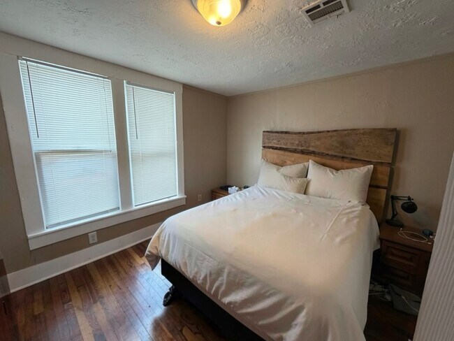 Building Photo - 3bed/1bath Home Available Just Steps Away From Norman's Campus Corner!!