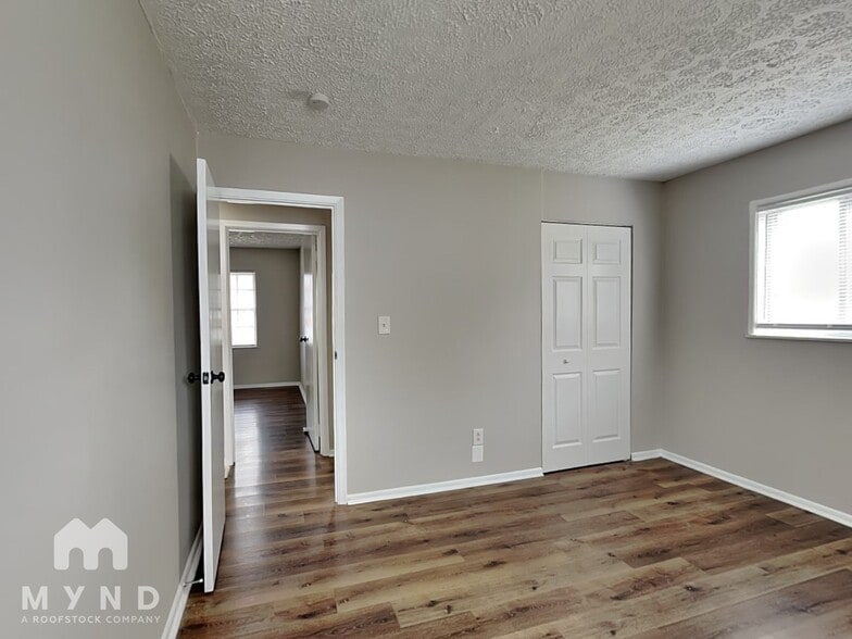 Building Photo - 2911 N Gresham Rd