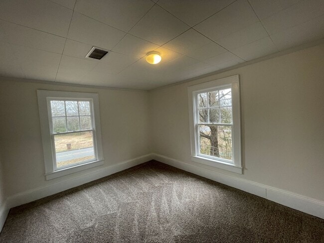 Building Photo - 4 bedroom 2 bathroom house available!   Freshly Painted-New Flooring